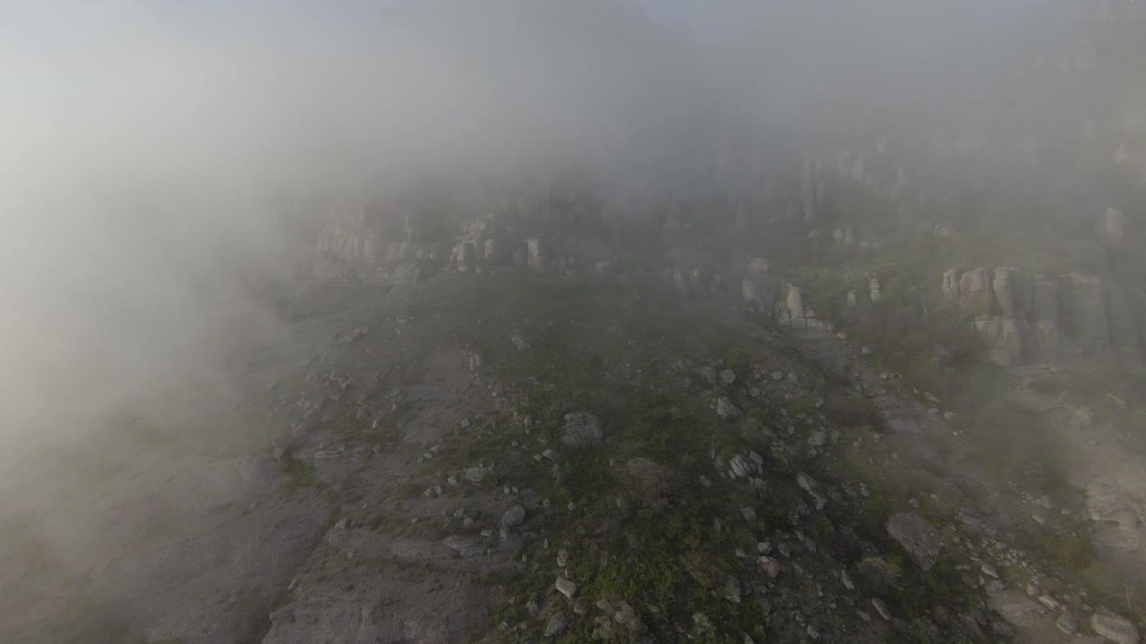 Paisaje montañoso de niebla