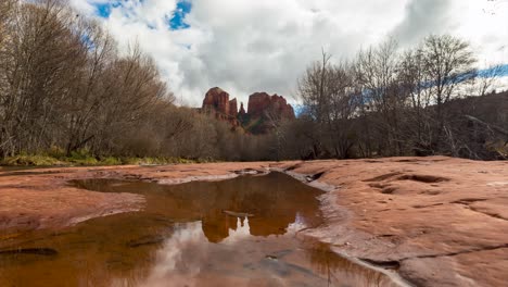 reflejo de la roca de la catedral en el agua en el sitio de picnic de la luna creciente en sedona