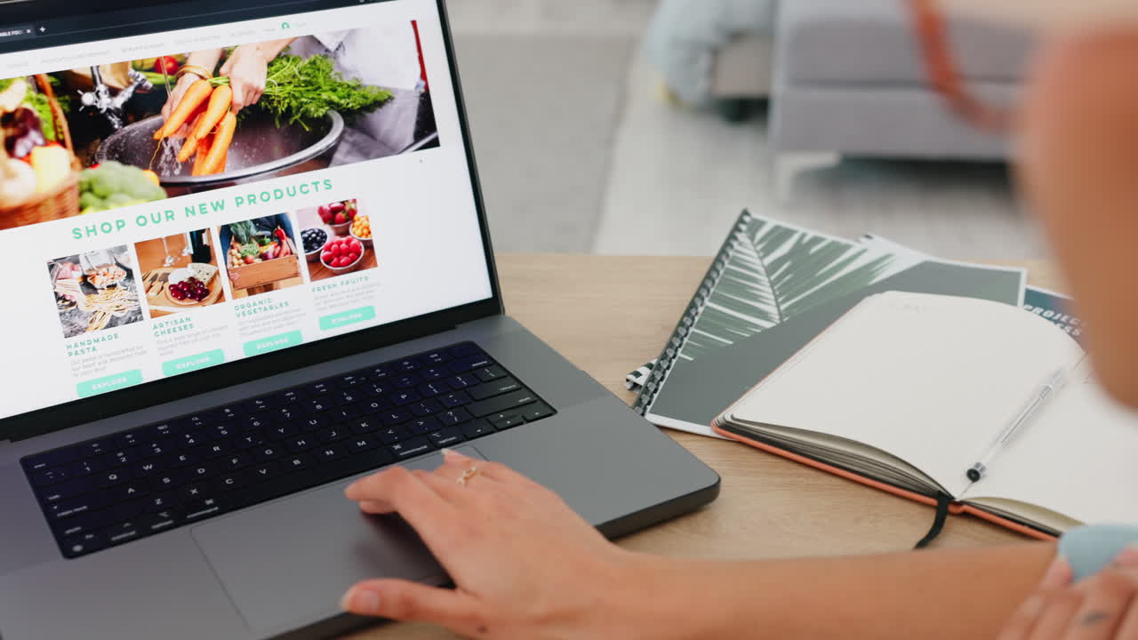 blog de comida, portátil y blogger con sitio web