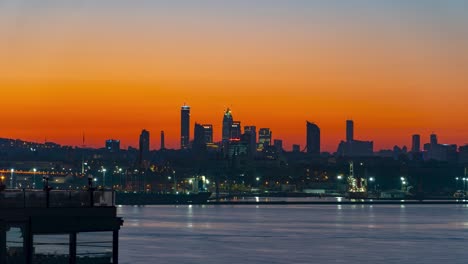 timelapse de barcos que navegan por el estrecho del bósforo con el telón de fondo del horizonte de estambul al amanecer