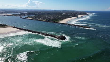 Ballina-Beach,-Ufermauern-Und-Richmond-River-An-Einem-Sonnigen-Sommertag---Touristenattraktion-In-Ballina,-New-South-Wales,-Australien