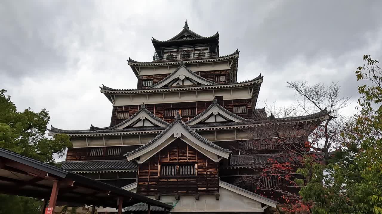 el hermoso castillo de hiroshima en hiroshima, japón.