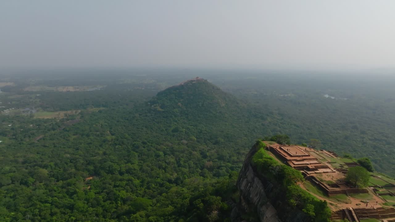 Sri Lanka panoramabilde av frodig regnskog og en isolert ås nær Sigiriya i den sentrale kulturelle trekanten
