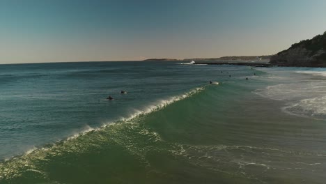 las olas del océano se estrellan en cámara lenta al atardecer.