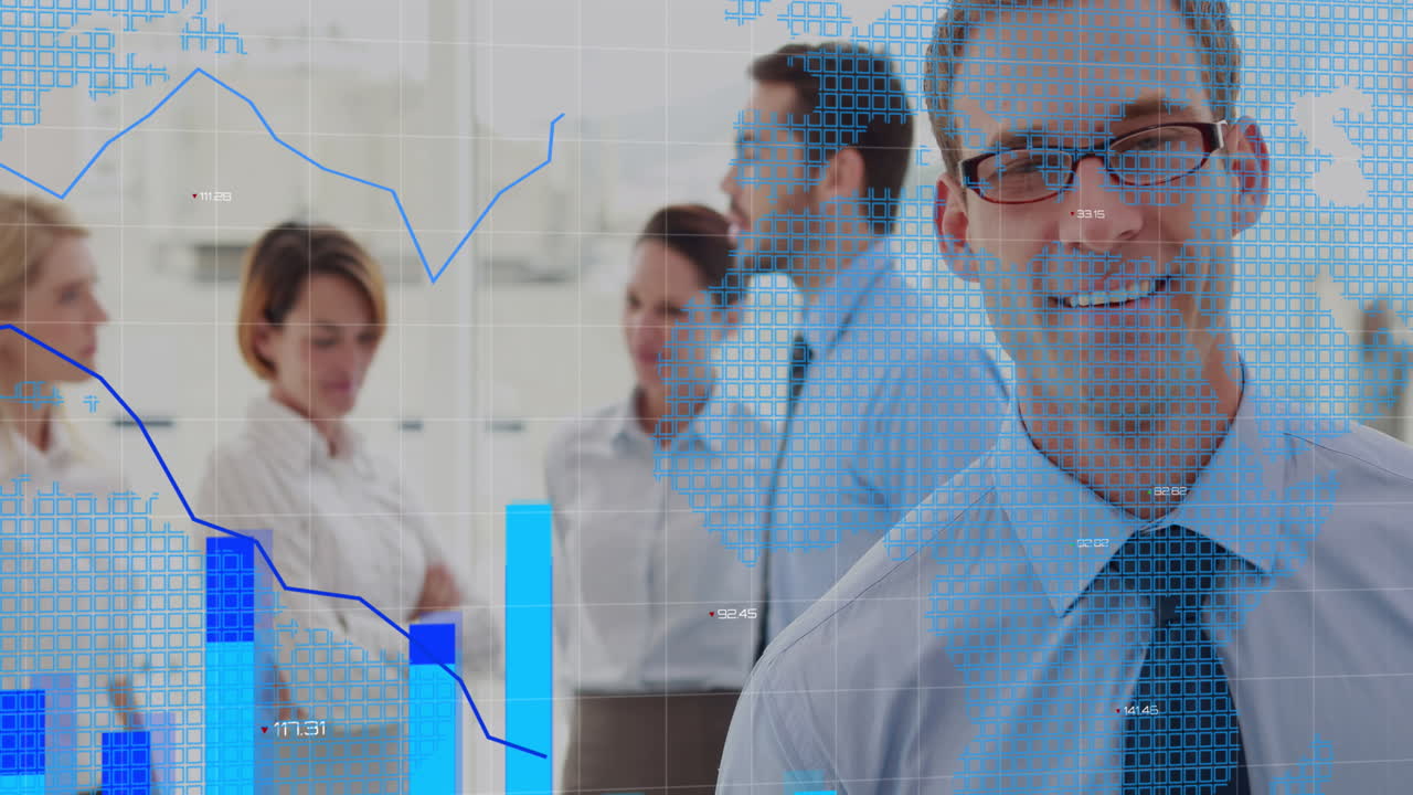 animación del procesamiento de datos financieros y el mapa del mundo sobre diversos empresarios