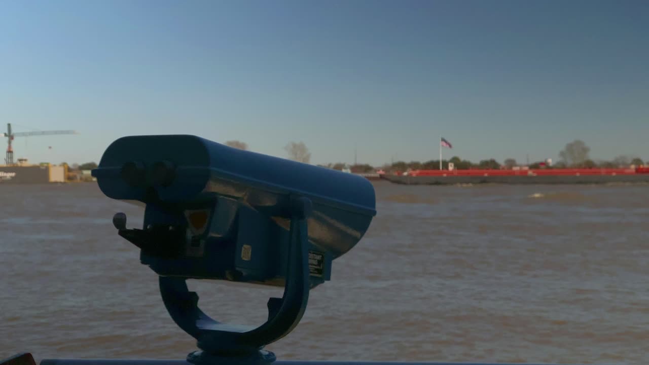 binoculares de largo alcance en el río mississippi