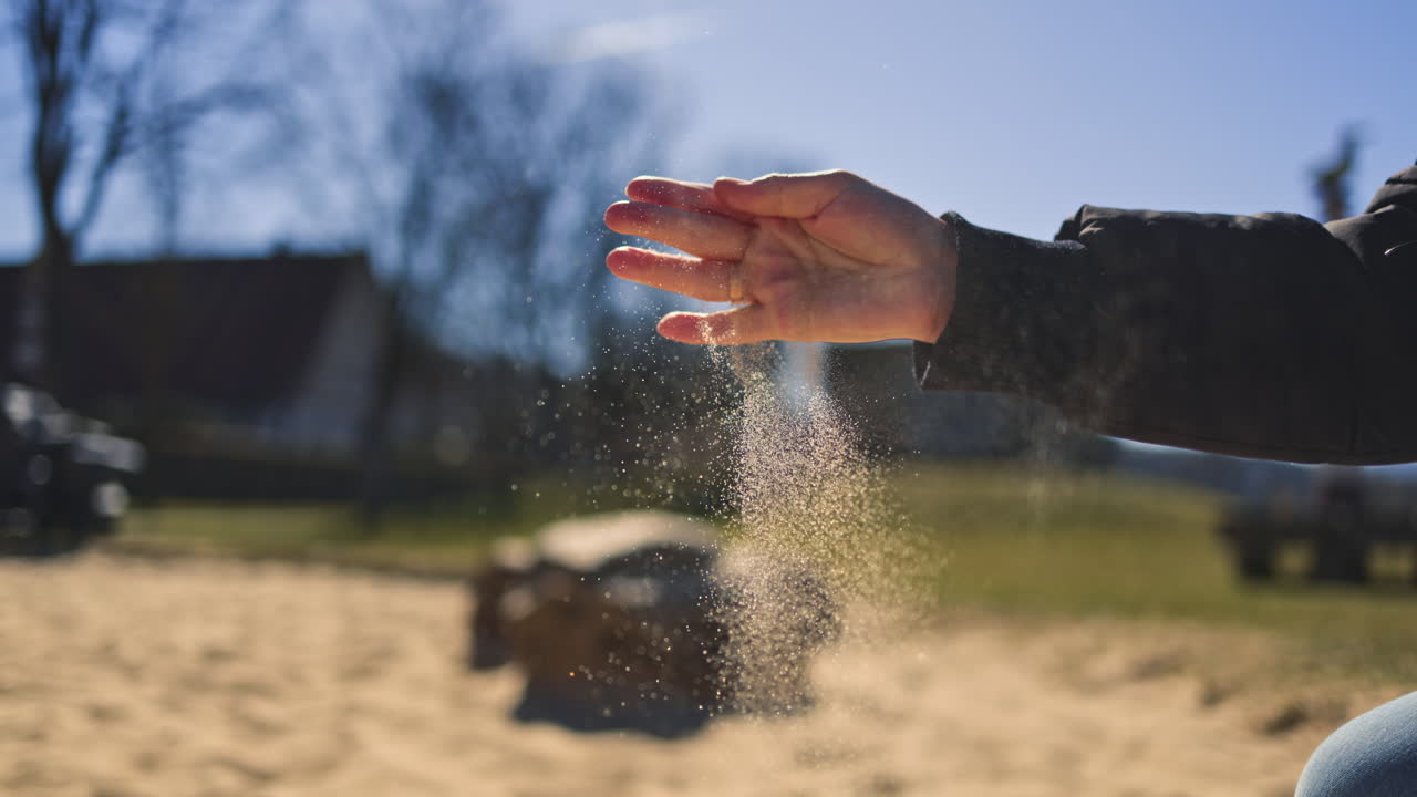 Momentos fascinantes de arena deslizándose entre los dedos en la playa bajo el cálido sol crean una atmósfera vibrante de tranquilidad, invitándote a relajarte y a disfrutar de la belleza y simplicidad de la naturaleza.