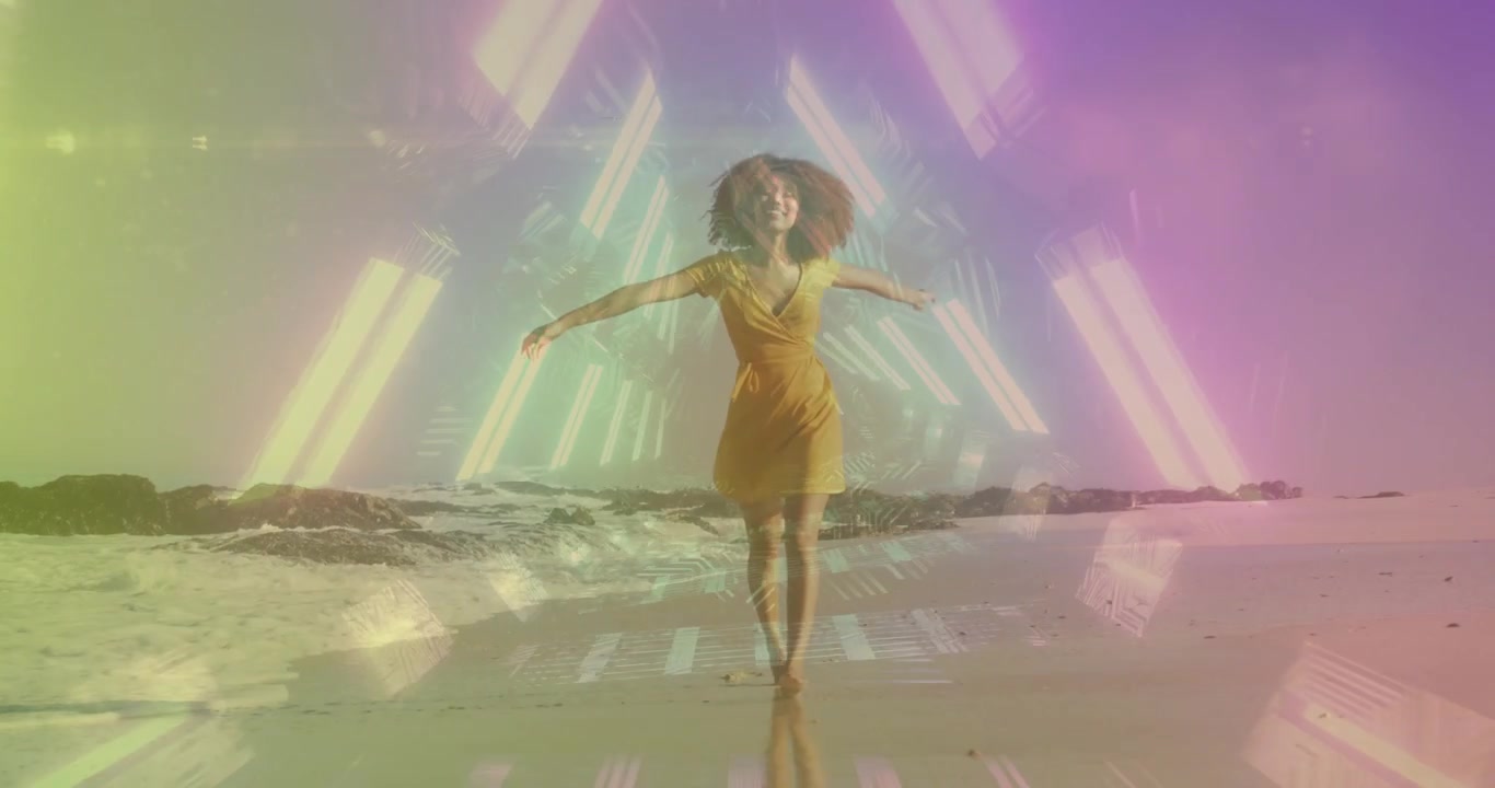 Donna che inizia passi di danza e gira sulla sabbia bagnata, con un effetto neon sovrapposto che valorizza il contenuto di moda.