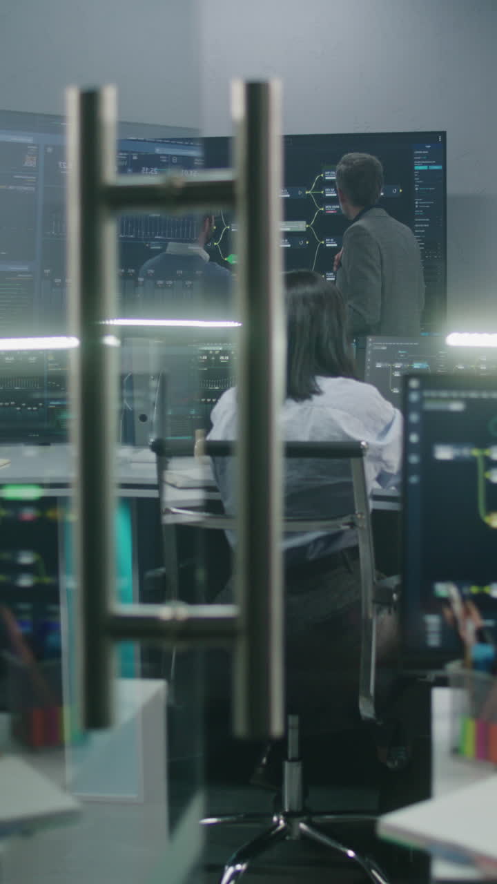 equipo de seguimiento en una sala de control