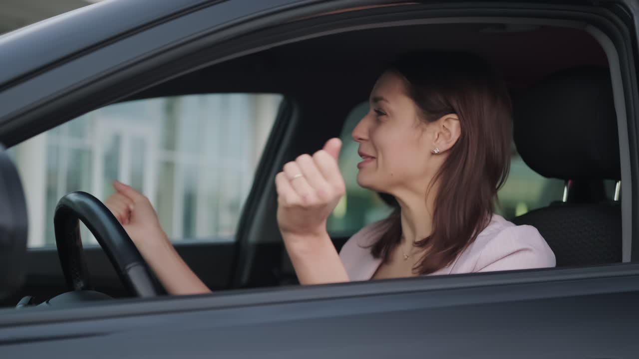 차를 운전하는 여자