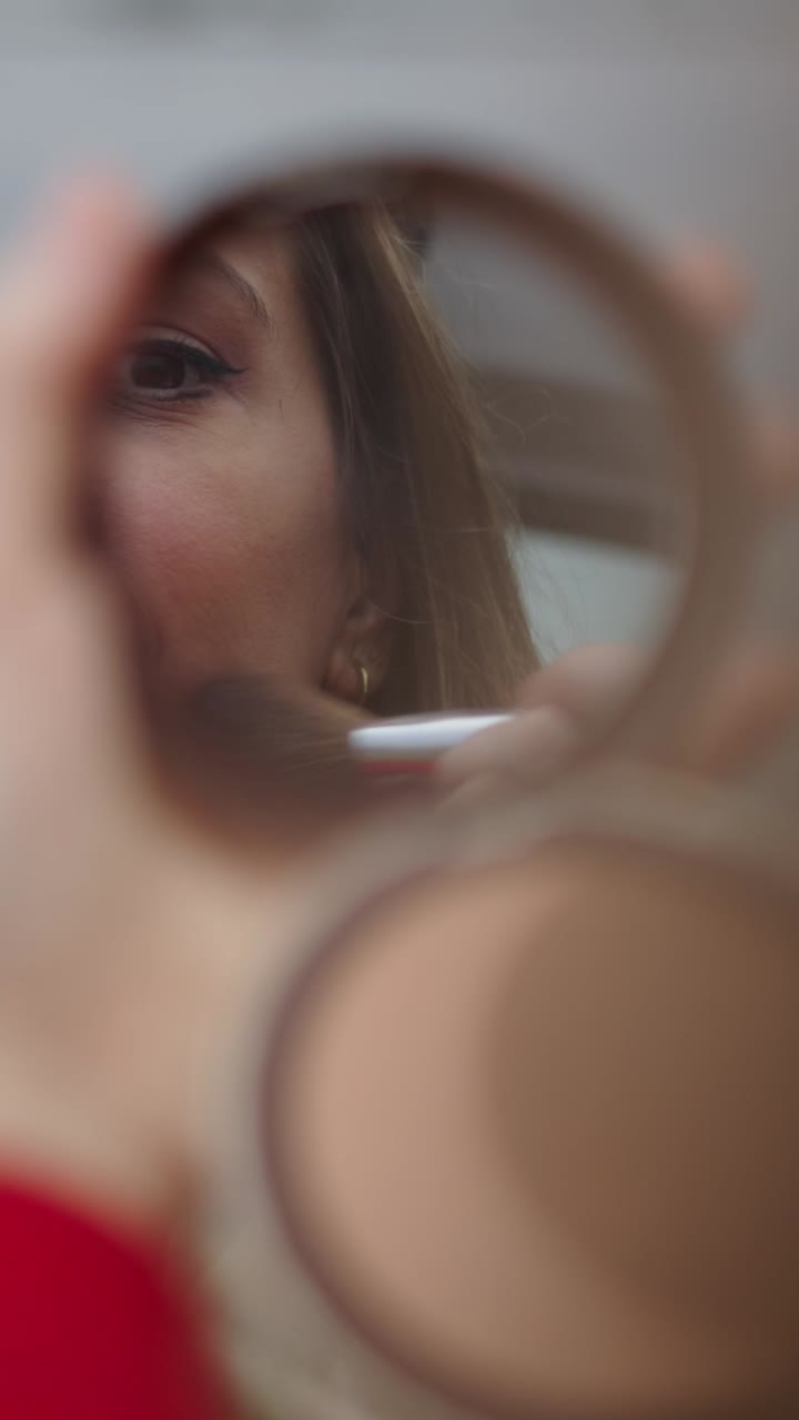 Donna che osserva in specchio