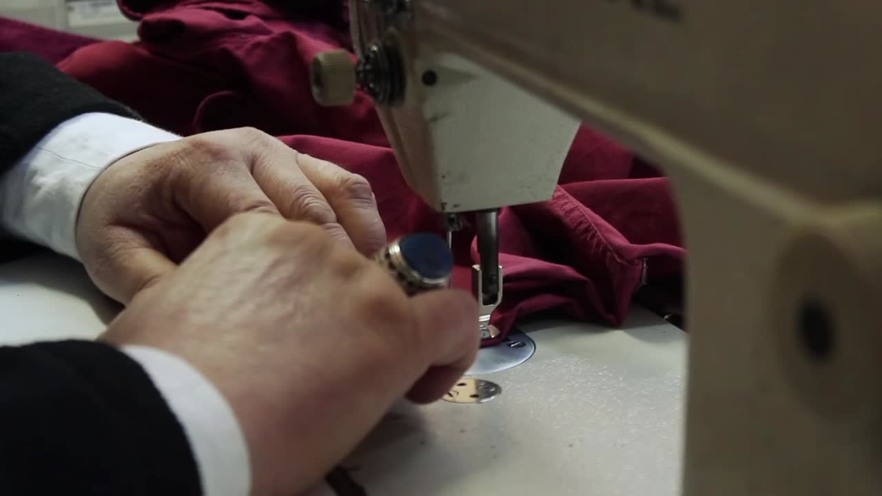 el sastre cose tela en el taller de costura