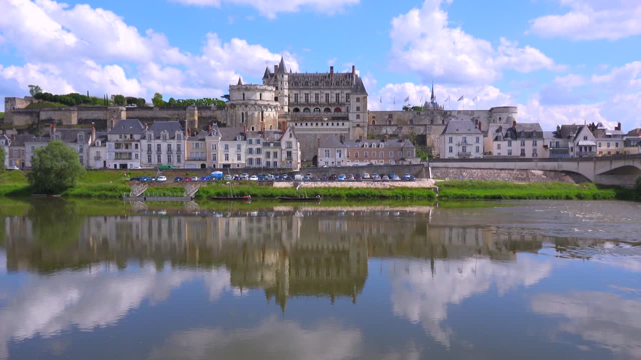 루아르 강물에 완벽하게 반영된 거대한 저택 대저택