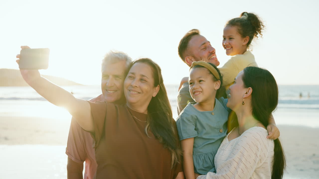 해변에서 행복한 가족 셀피