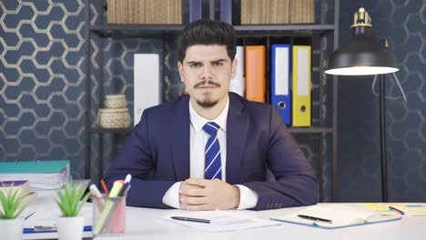 un joven empresario frustrado mirando a la cámara.