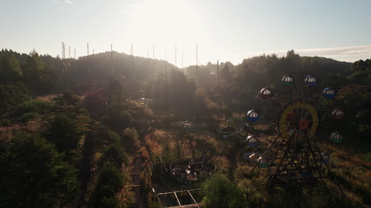 공중에서 해가 뜨는 풍경 풍경 드론, 페리스  위, 버려진 일본 테마 파크, 일본 외의 잔디
