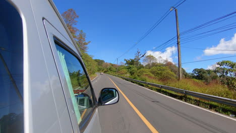 Cámara-Lenta-|-Coche-Pov-Conduciendo-Por-Una-Zona-Rural