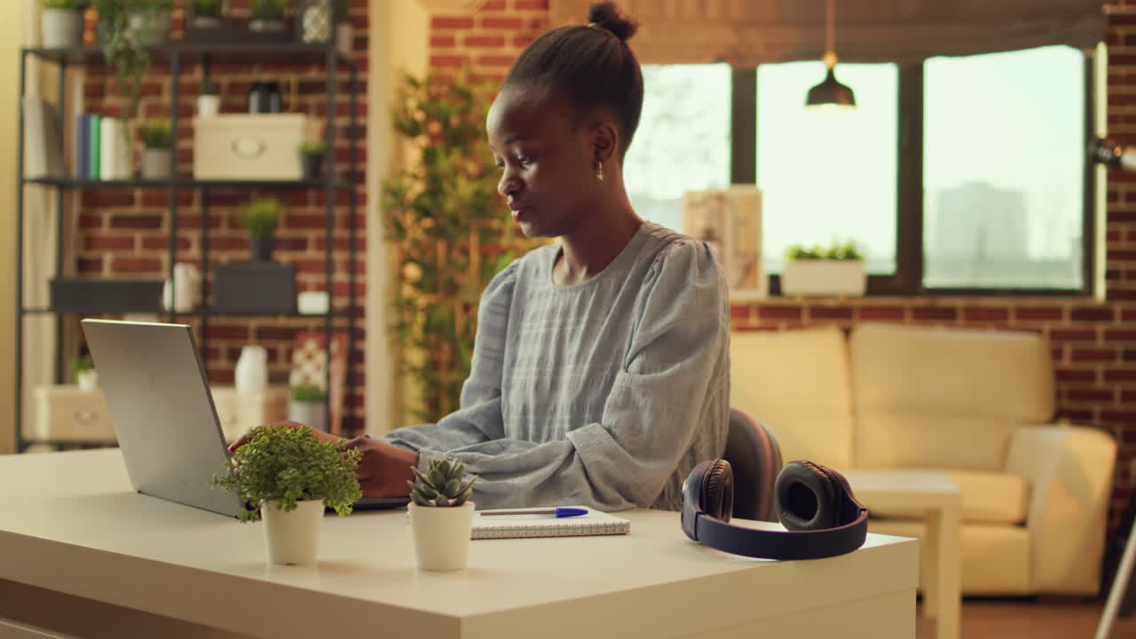 trabajador independiente basado en el hogar comienza el día