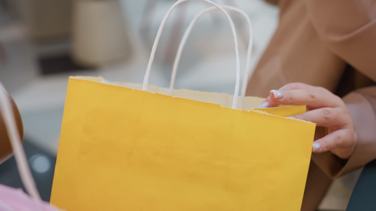 Una mujer muestra productos de alimentación, una joven enseña la compra, una joven presenta los productos de su bolsa de la compra abierta, una joven exhibe los productos de alimentación que acaba de comprar en su viaje de compras