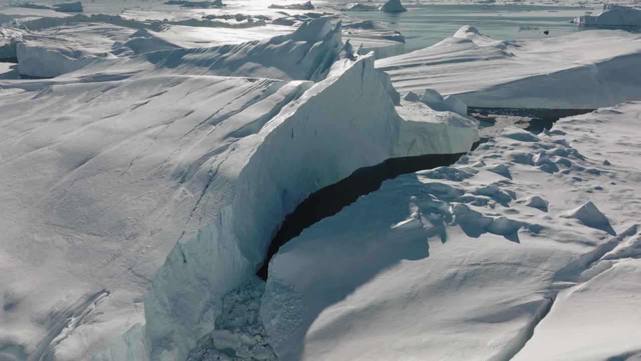 ilulissat icefjord의 바다와 얼음 위의 드론