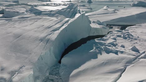 avión no tripulado sobre el mar y el hielo del fiordo de hielo de ilulissat