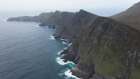 Filmische-Rotierende-Drohnenaufnahme-Der-Felsigen-Bergküste-Am-Strand-Von-Keem,-Irland,-Auf-Dem-Wilden-Atlantikweg