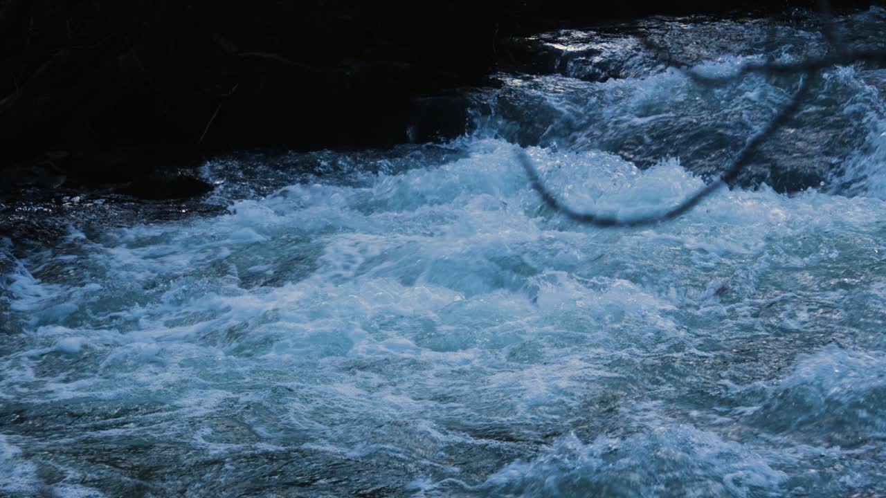 하 물 강의 급류가 느린 동작으로 거품을 고 부히고 흐르는 모습. - slowmo abstract nature background footage 4k