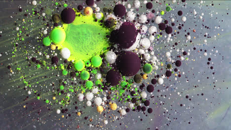 las macroburbujas líquidas acrílicas de arte fluido abstracto colorido se disuelven en agua con efecto de flujo de partículas de tinta de mármol psicodélico
