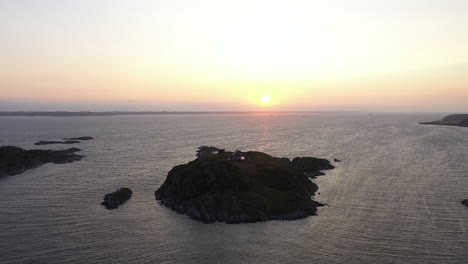 Isolated-house-on-tiny-island-on-the-Norwegian-coast-outside-Bergen