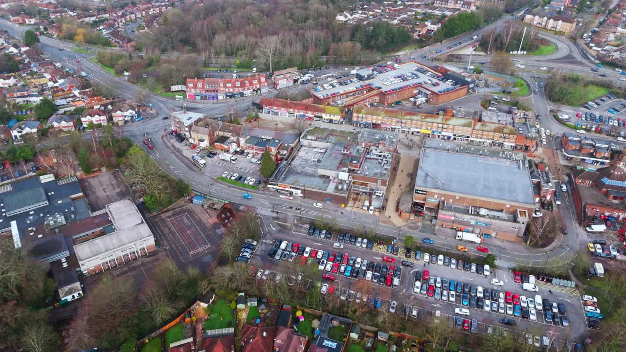 Ilmakuva maisemasta drone-kuvauksena, pannaten Bitterne-nimisen esikaupungin yli Southamptonissa, Hampshiressä. Paljon taloja, peltoja ja puita vilkkaiden teiden varsilla alueella talvipäivänä.