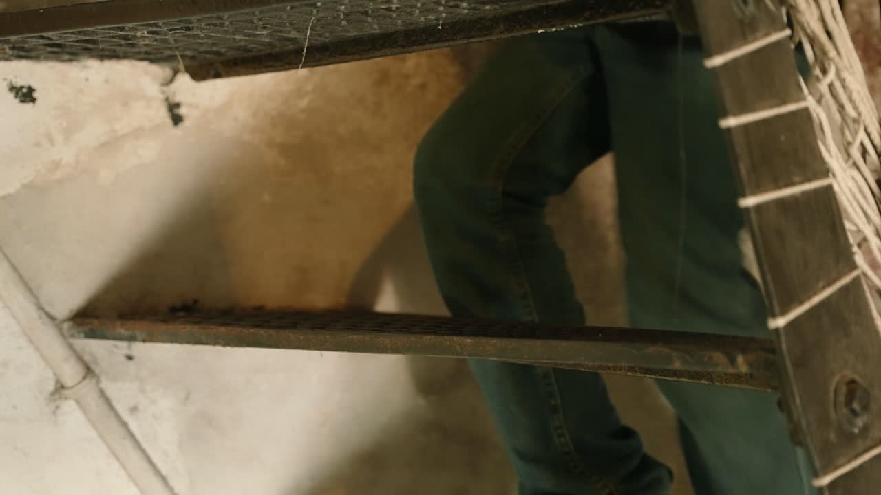 niños subiendo la estrecha escalera de caracol del faro con polvo y telarañas en la visita al museo