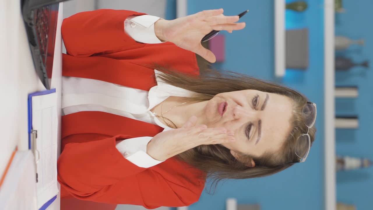 video vertical de una mujer trabajadora de oficina en casa asistiendo a una reunión de negocios en línea.