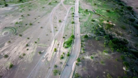 jinetes con motocicletas que viajan en la zona rural de magadi, kenia - toma aérea de drones