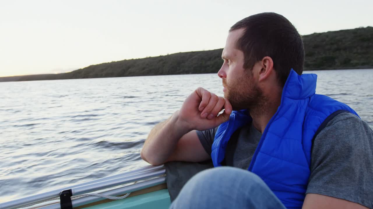 hombre viajando en lancha a motor 4k