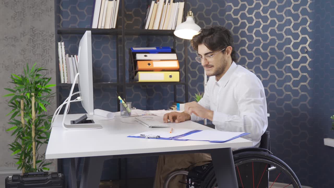 persona que trabaja en la oficina.