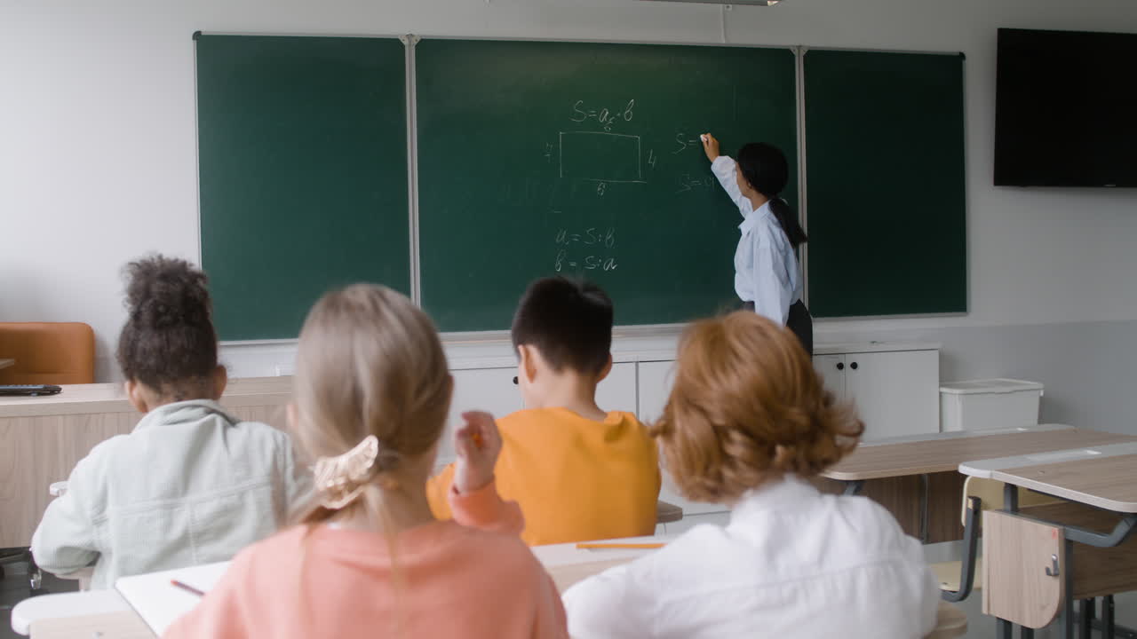 설명하는 선생님.