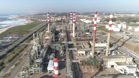 vista aérea de una gran refinería de productos químicos en matosinhos, portugal