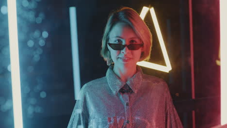 mujer elegante con luces de neón