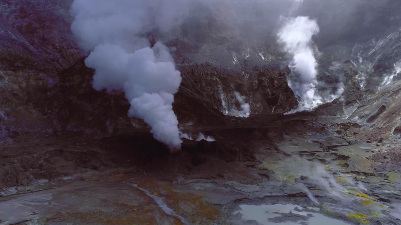 cráter de estratovolcán en la isla blanca de whakaari con humo de fumerole activo, aeria