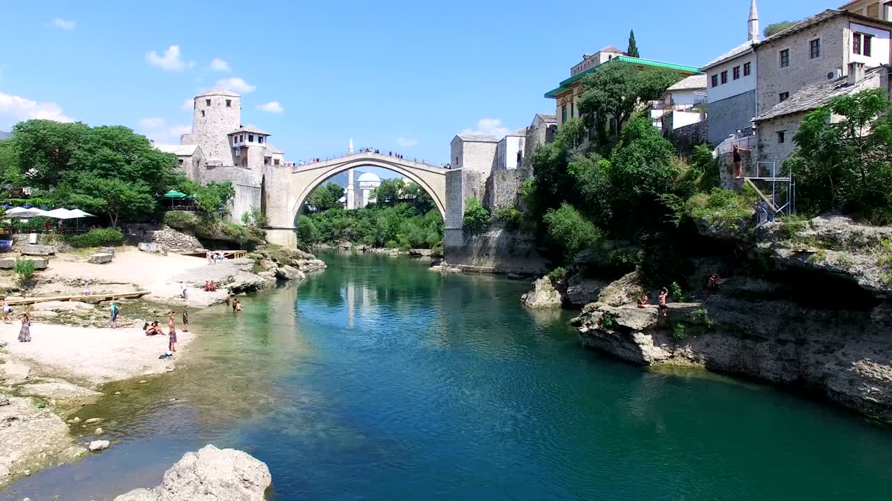 보스니아 헤르체고비나 모스타르의 유명한 다리를 향해 날아가는