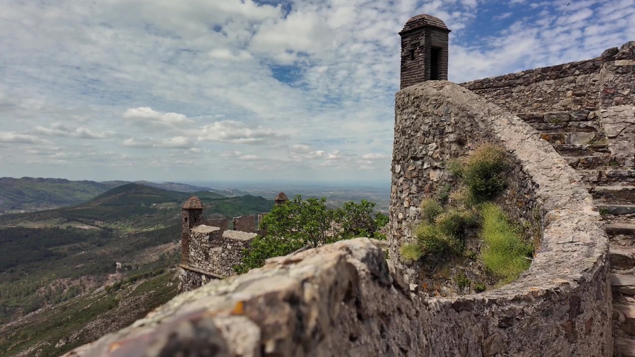 Ripresa a mano della fortezza e delle mura del castello di Marvão in un villaggio storico portoghese.