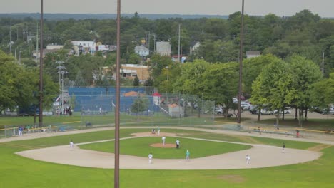 Zwei-Teams-Treten-Am-Heißen-Nachmittag-In-Der-Kleinstadt-Auf-Dem-Baseballfeld-An