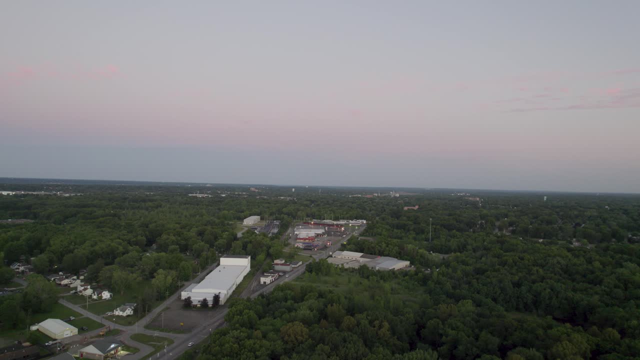 фронтальное слежение во время заката в маленьком городе