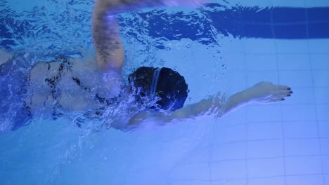 joven deportiva nadando en la piscina