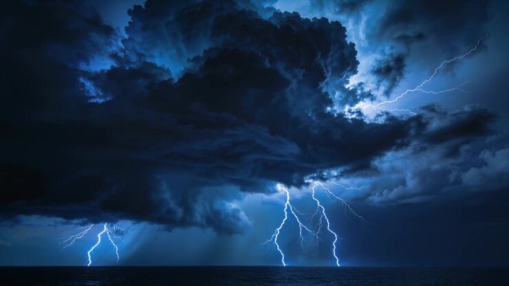 Nuvola temporalesca minacciosa che scaglia fulmini ramificati attraverso l'oceano aperto, illuminando le colonne di pioggia