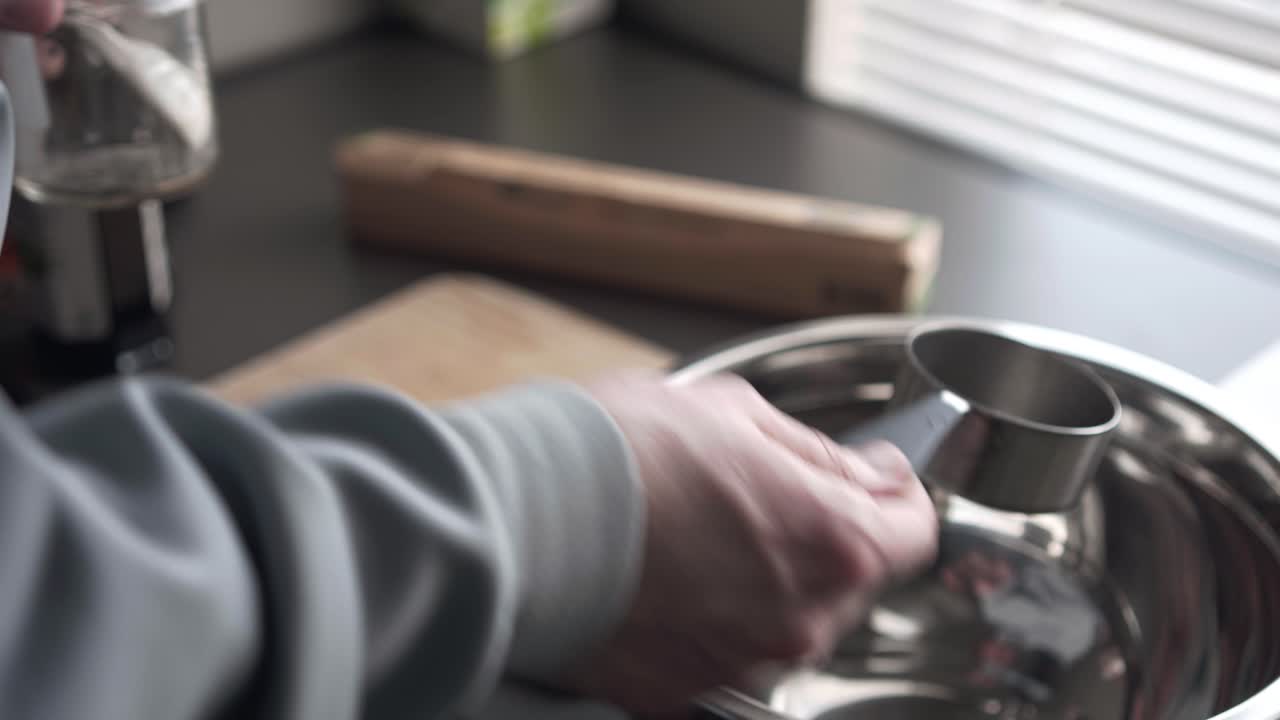 hombre haciendo tortillas de yuca caseras