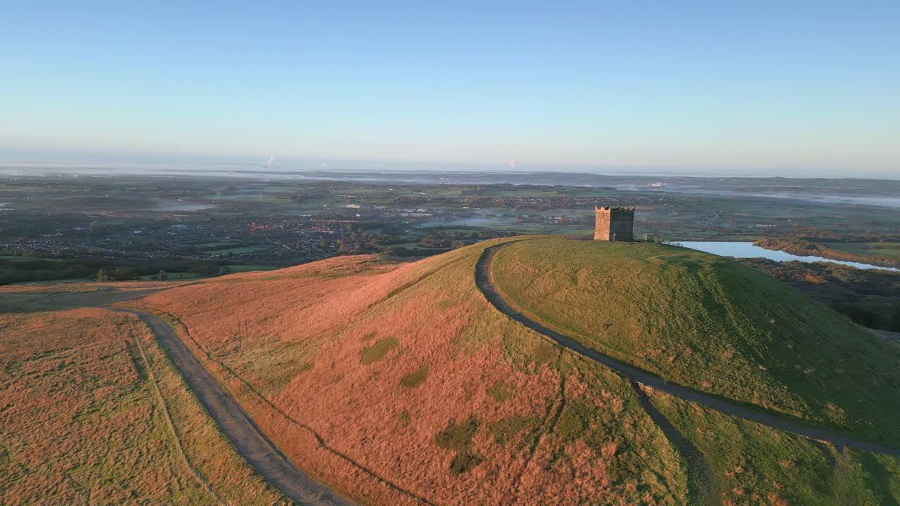 새벽  ⁇ 빛으로 조명 된 언덕 꼭대기에 있는 돌 스 ⁇  타워