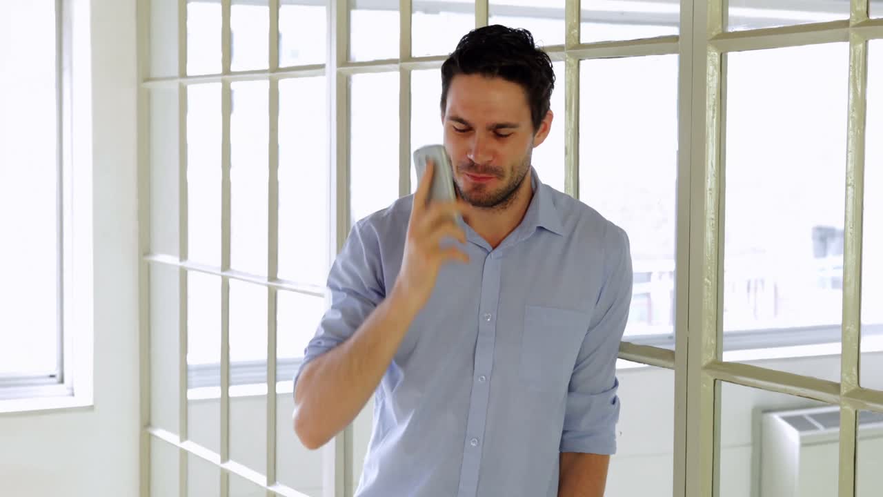 hombre casual teniendo una llamada telefónica