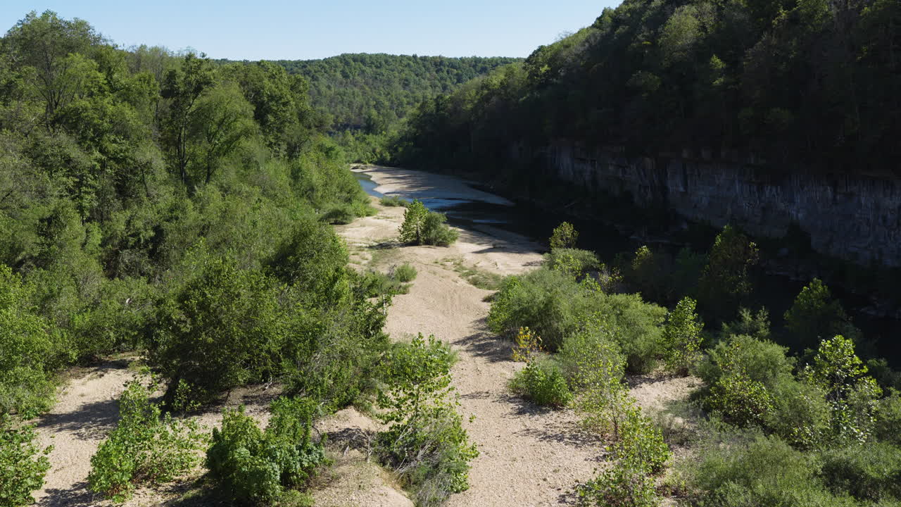 Luftfoto af naturskønne North Fork River i Devils Backbone Wilderness Area i Missouri Ozarks, USA.