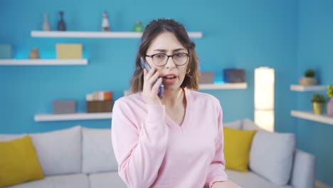 mujer joven hablando por teléfono discutiendo.